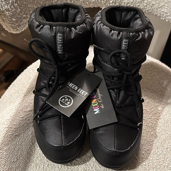 Moon Boot LTrack Low Nylon Black Size 6 -BNWT